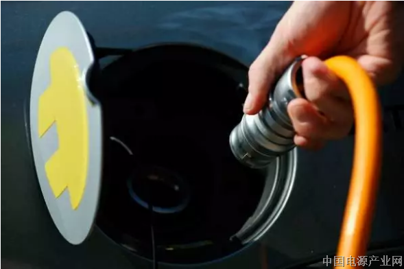 开电动汽车能挣钱！年收入破万！