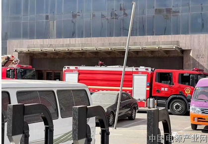 突发事件！北京丰台南四环一储能电站火灾，黑烟冲天！2名消防员牺牲，1员工失联！