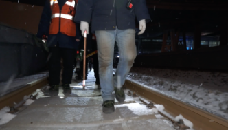 雪夜，在北京南站，他们跪到膝盖都没感觉了……