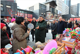 习近平春节前夕在北京看望慰问基层干部群众 向全国各族人民致以美好的新春祝福