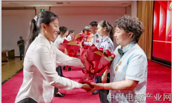  汲取榜样力量——这场劳模宣讲会，让人社青年心里“燃”起来